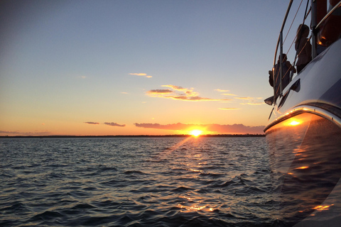 Vela com champanhe ao pôr do sol em Hervey BayBaía de Hervey: Veleiro ao Pôr do Sol c/ Champanhe