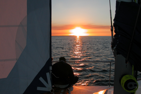Vela com champanhe ao pôr do sol em Hervey BayBaía de Hervey: Veleiro ao Pôr do Sol c/ Champanhe