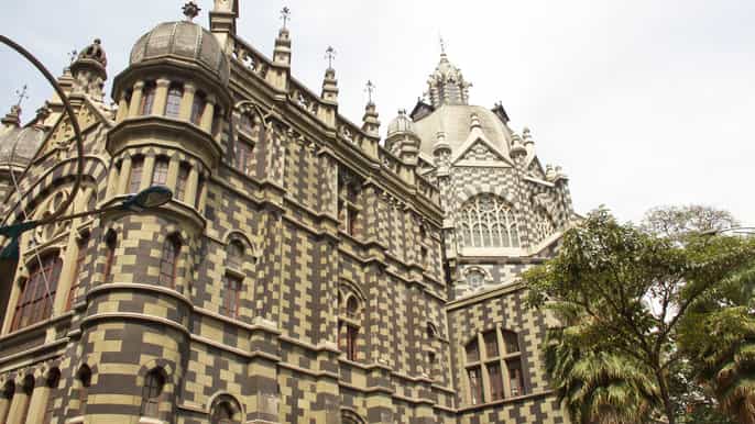 tour privado con comuna 13 teleféricos y estatuas de botero