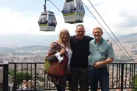 Medellín: Walking Tour with Cable Car and Botero Plaza