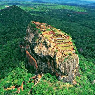 Kandy: Sigiriya Fortress & Cave Temple All-Inclusive Tour