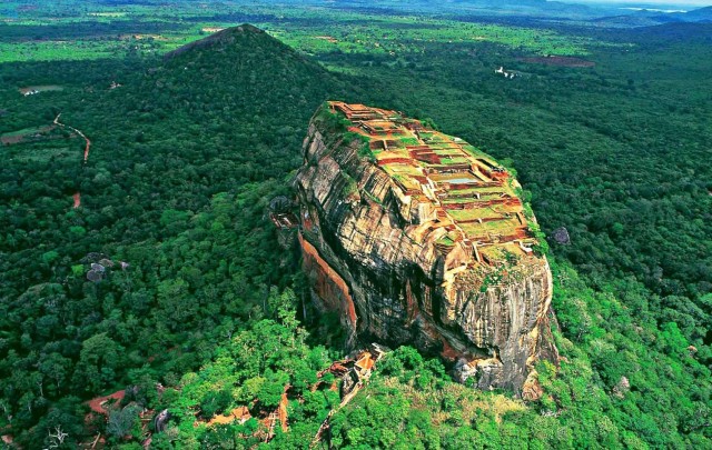 Kandy: All-inclusive tour Sigiriya Fortress & Cave Temple