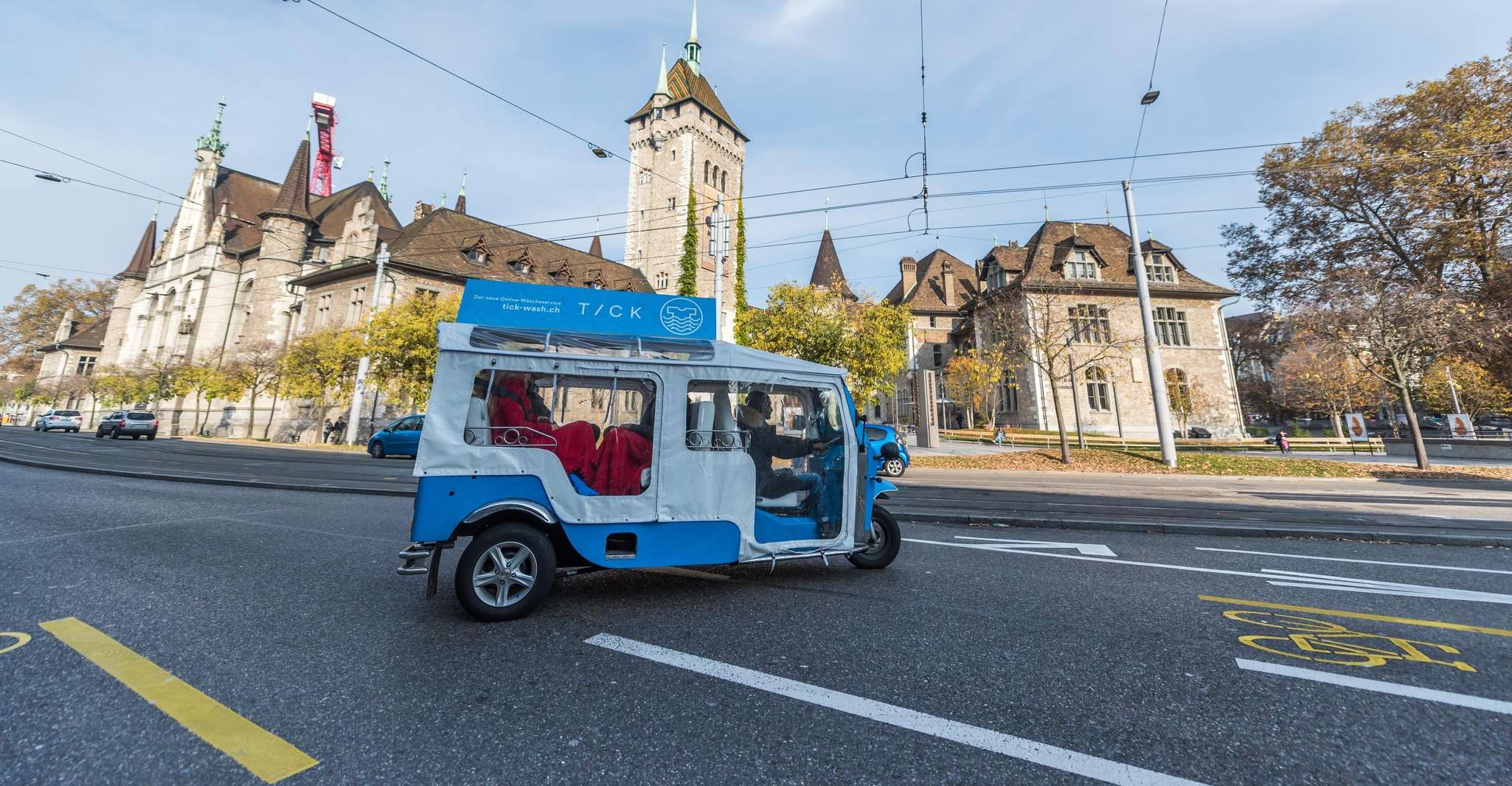 Zurich: Private eTukTuk City Tour