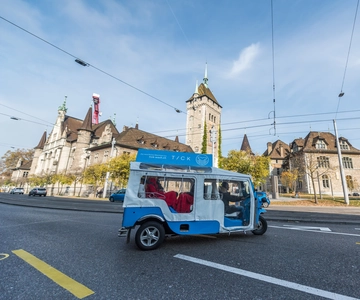 Zurich: Private eTukTuk City Tour