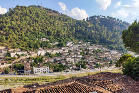 &quot;Berat: Patrimônio da UNESCO e viagem de 1 dia para a Cachoeira Bogova&quot;&quot;Berat: Patrimônio da UNESCO e Cachoeira Bogova&quot; - Tiranë