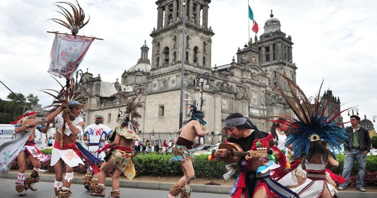 Mexico time. Площадь Сокало в Мехико. Испания Мехико. Мехико туризм. Экскурсии в Мехико Сити.