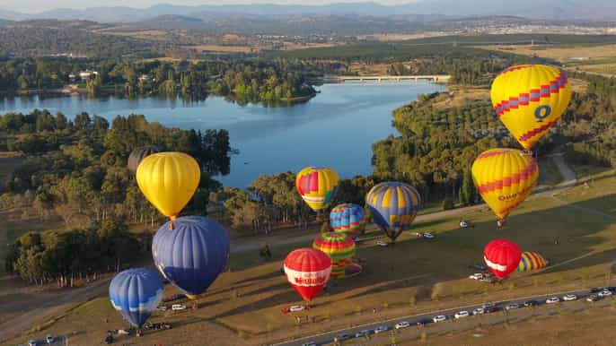 canberra hot air balloon flight at sunrise