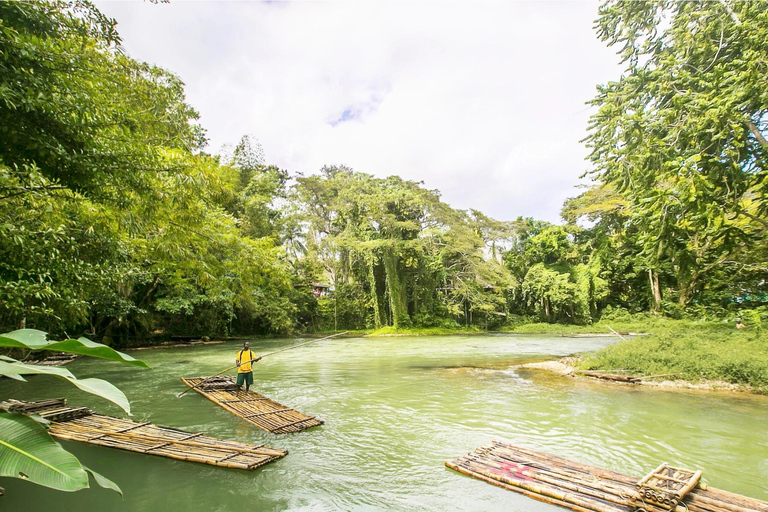 Khao Sok: Tour particular de rafting em bambu e passeio ao templo da caverna na selvaAventura particular