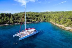 Split: Cruzeiro de Catamarã de 1 Dia p/ Ilhas Hvar e Pakleni
