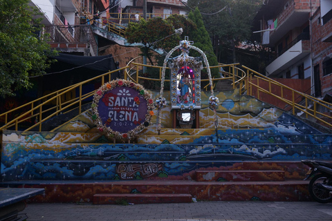 Tour privato nel comune 13: grafitour, gastronomia, museo EscobarTour privato nel comune 13: graffiti, gastronomia, museo Escobar