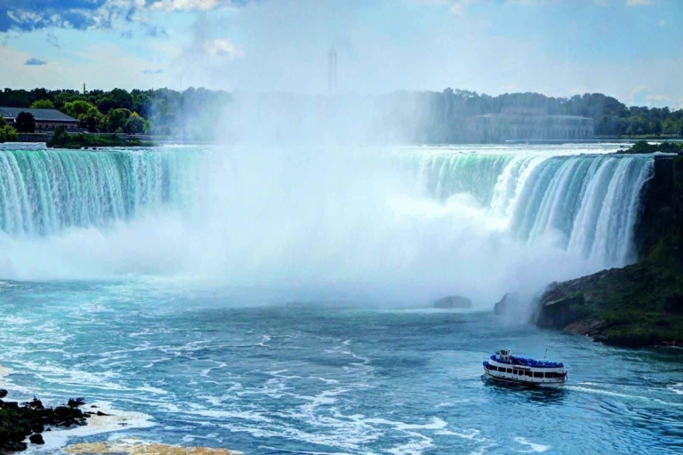 Depuis Toronto : soirée aux chutes du Niagara avec croisièreVisite avec croisière et repas avec vue sur les chutes