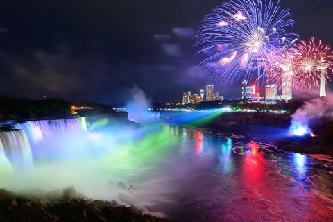 Cascate del Niagara: tour serale con crociera in battello da Toronto