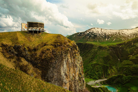 Private Tour ab Kutaisi: Unvergessliche KAZBEKI und GUDAURIPrivate Tour für bis zu 4 Personen