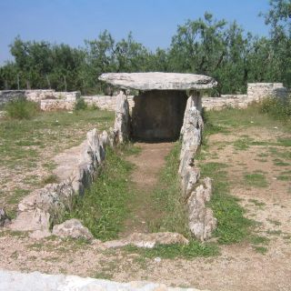 Bisceglie: Dolmen Megalithic Tomb
