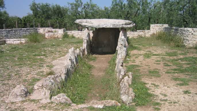 bisceglie dolmen megalithic tomb