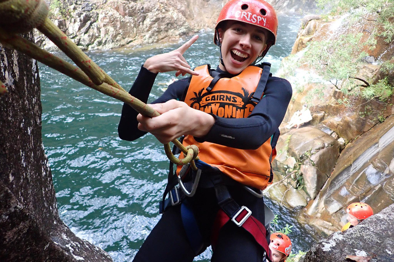 Cairns: Tour d&#039;avventura Crystals &amp; Behana - Canyoning a CairnsEsperienza nella foresta pluviale delle cascate di Cairns Giornata intera avanzata