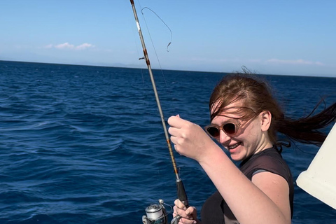 Rodas: Excursión de pesca con barbacoa y baño