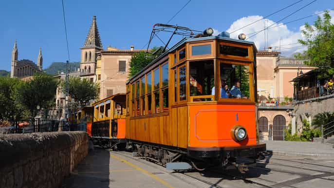 Palma: Tramuntana Full-Day Tour with Sóller Train and Lunch