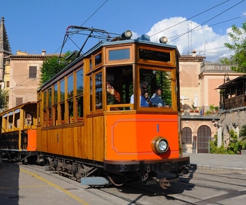 Palma: Tramuntana Full-Day Tour with Sóller Train and Lunch