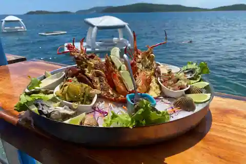 Noumea: Pontoon Day Trip with Seafood and Turtle Swim