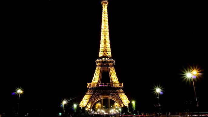 paris illuminated walking tour in spanish