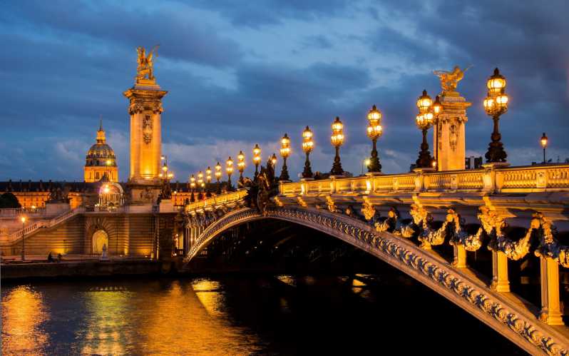 Paris Illuminated Walking Tour in Spanish | GetYourGuide