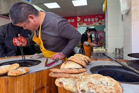 Shanghai: Local Food Market and Park Walking Tour