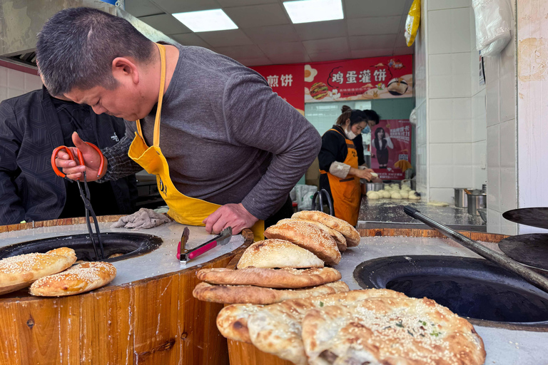 Shanghai: Local Food Market and Park Walking Tour