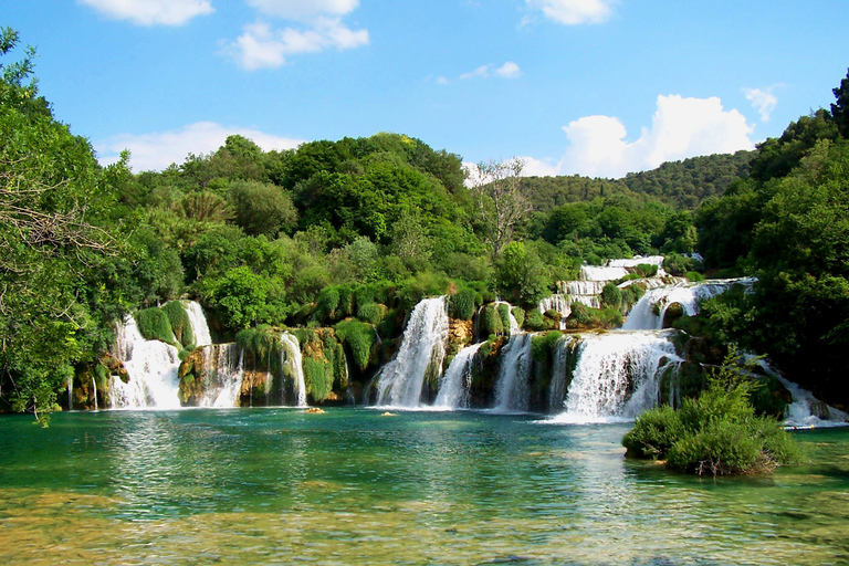 Split/Trogir: Tagestour zum Krka-Nationalpark und Boot nach SkradinVon Trogir aus: Tagestour zum Krka-Nationalpark mit Bootsfahrt