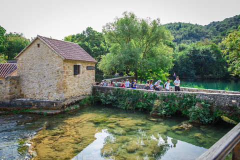 Split/Trogir: Tagestour zum Krka-Nationalpark und Boot nach SkradinVon Trogir aus: Tagestour zum Krka-Nationalpark mit Bootsfahrt