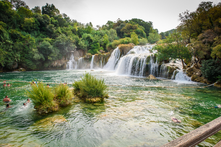 Split/Trogir: Tagestour zum Krka-Nationalpark und Boot nach SkradinVon Trogir aus: Tagestour zum Krka-Nationalpark mit Bootsfahrt