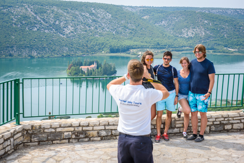 Split/Trogir: Tagestour zum Krka-Nationalpark und Boot nach SkradinVon Trogir aus: Tagestour zum Krka-Nationalpark mit Bootsfahrt