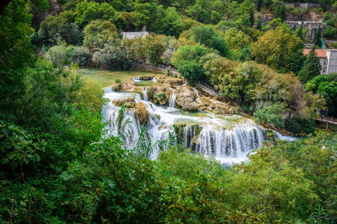 Split/Trogir: Tagestour zum Krka-Nationalpark und Boot nach SkradinVon Trogir aus: Tagestour zum Krka-Nationalpark mit Bootsfahrt