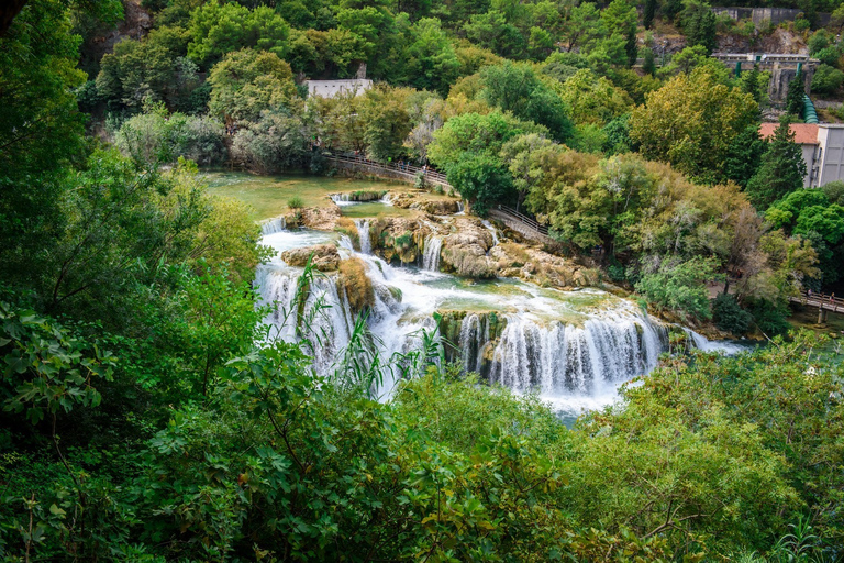 Split/Trogir: Tagestour zum Krka-Nationalpark und Boot nach SkradinVon Trogir aus: Tagestour zum Krka-Nationalpark mit Bootsfahrt