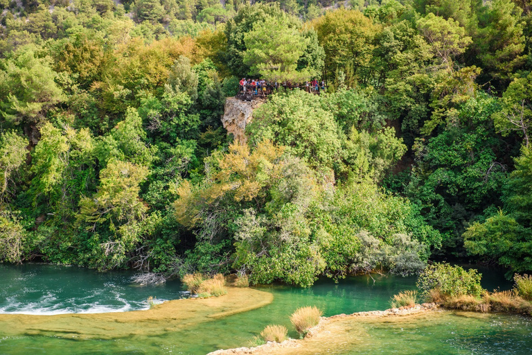 Split/Trogir: Tagestour zum Krka-Nationalpark und Boot nach SkradinVon Trogir aus: Tagestour zum Krka-Nationalpark mit Bootsfahrt