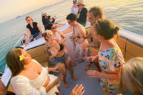 Cartagena: Pôr do sol em um barco na baía com música e bebidas alcoólicas