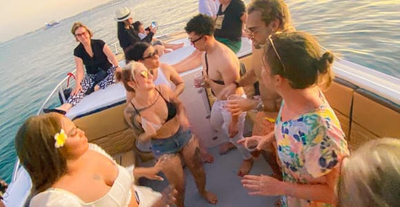 Cartagena: Sunset in boat in the bay with music and liquor