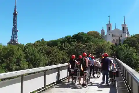 Lione: tour di 4 ore in bici elettrica con pausa degustazione