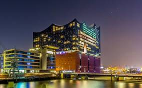 Hamburg: Elbphilharmonie Guided Walking Tour