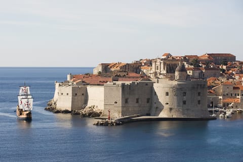 From Dubrovnik: 2-Hour Game of Thrones Tour & Cruise