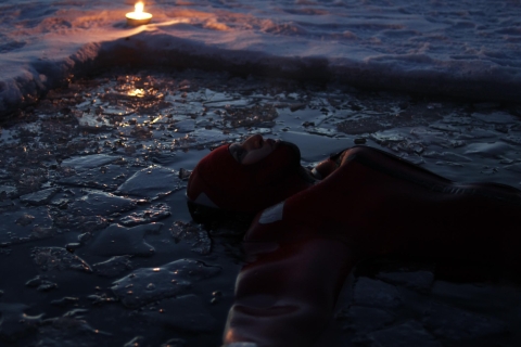 Von Rovaniemi aus: Eisschwimmen unter Polarlichtern