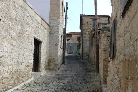 Visite du village d'Omodos et du pont médiéval de KelephosPrise en charge à Limassol