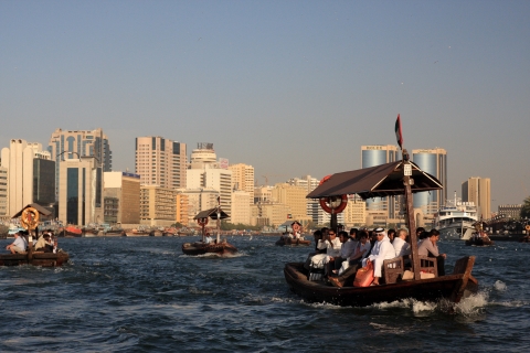 Dubaï : Dîner-croisière en boutre de 90 minutes avec spectacles d'artistesCroisière en boutre dans la Marina de Dubaï