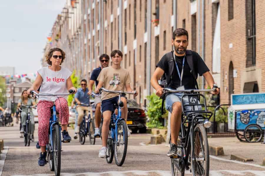 Amsterdam-Radtour in kleiner Gruppe + optionale Grachtenrundfahrt. Foto: GetYourGuide