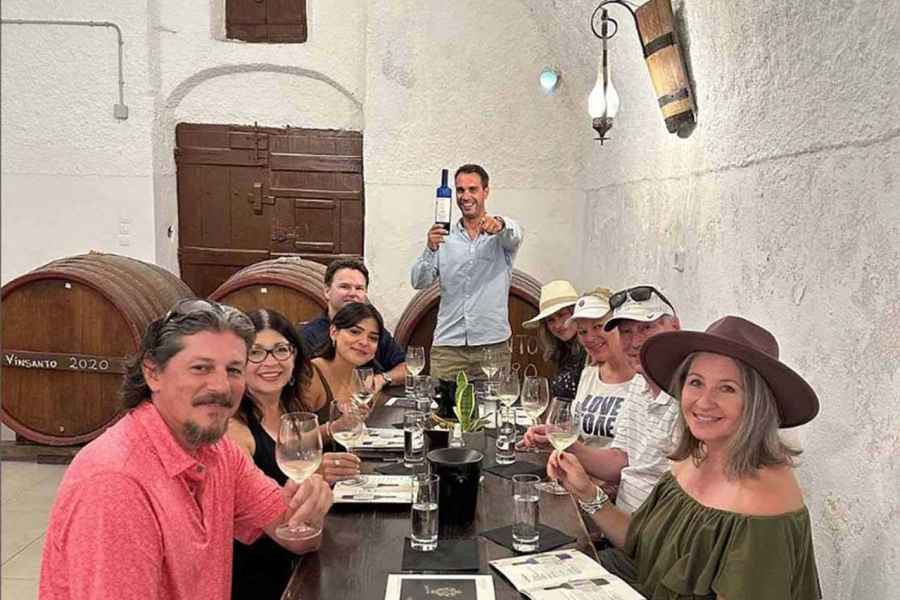 Santorin: Weinabenteuer in 3 Weingütern mit 12-15 Verkostungen. Foto: GetYourGuide