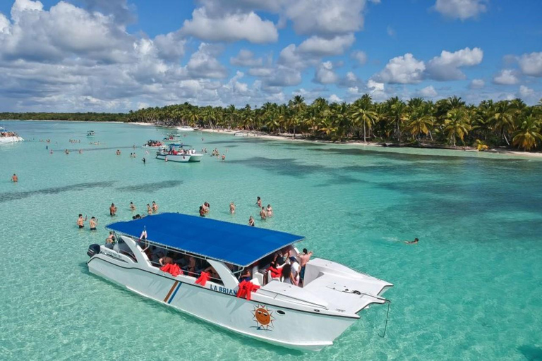 Saona Island: Catamaran tour to a Dream Beach, all inclusive Tour with pickup from Santo Domingo included