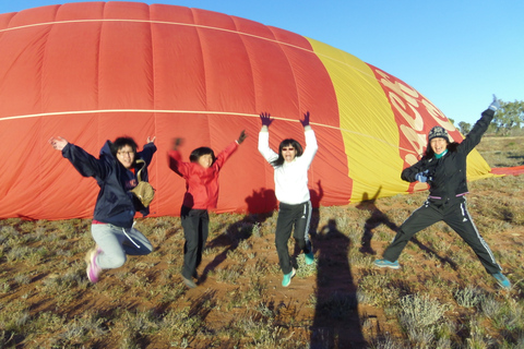 Alice Springs: Volo in mongolfiera di prima mattinaVolo in mongolfiera di 30 minuti da Alice Springs