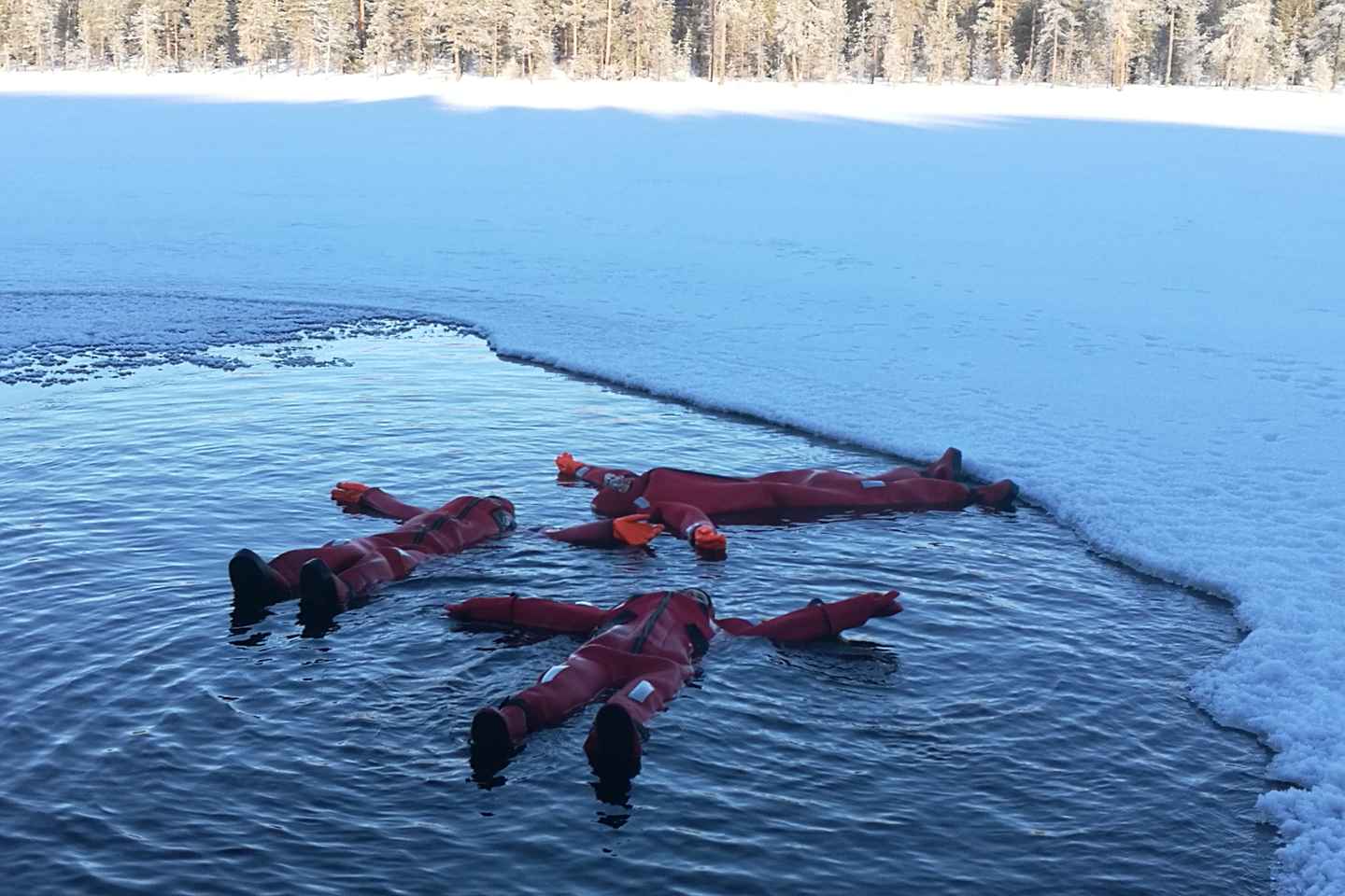 Ylläs : Expérience de flottaison sur glace au lac Ylläsjärvi