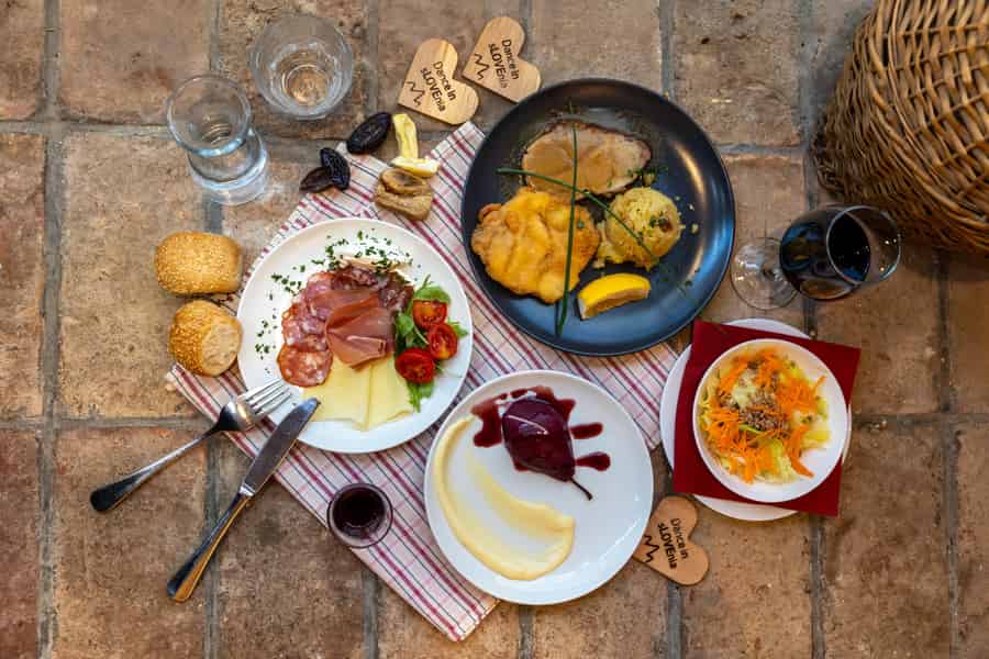 Ljubljana: Traditionelles slowenisches Abendessen und Show. Foto: GetYourGuide Ljubljana: Traditionelles slowenisches Abendessen und Show. Foto: GetYourGuide