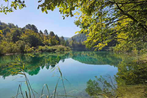 Da Zagabria: tour privato dei Laghi di Plitvice e del villaggio di RastokeDa Zagabria: Laghi di Plitvice e villaggio di Rastoke con pranzo
